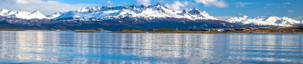 Navigation in the Beagle Channel with minitrekking USHUAIA